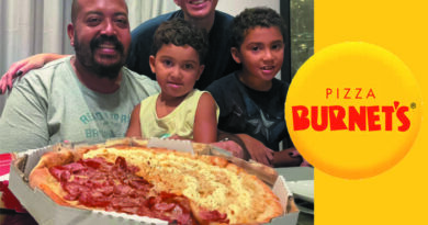 Pizza Burnets presenteia Vital Silva com pizza gigante