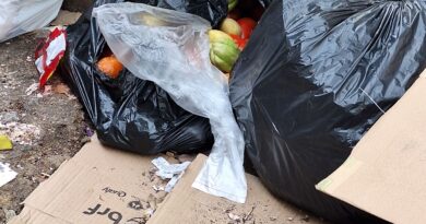 Bairro Serra tem rua com muitos comércios cheia de lixo espalhado